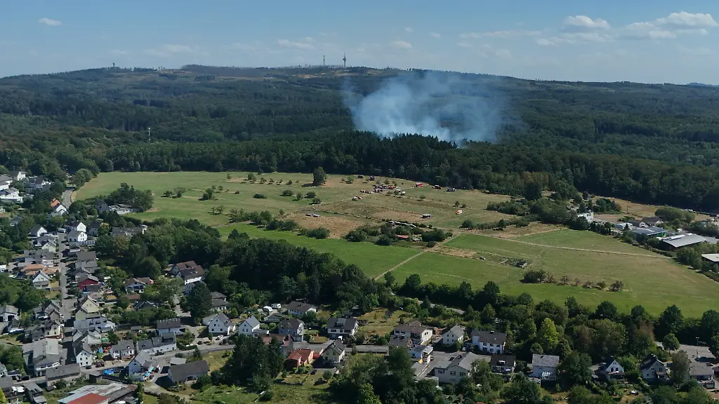 Feuerwehr stoppt Waldbrand im Westerwald