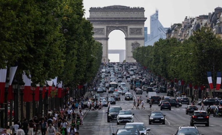 Paris führt Helmpflicht für E-Roller-Fahrer ein