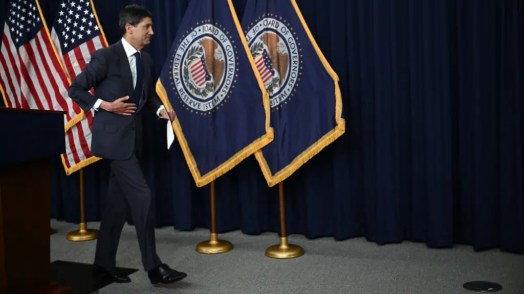 Zinspolitik der Fed unter Druck: Inflation fordert Antworten von Warsh