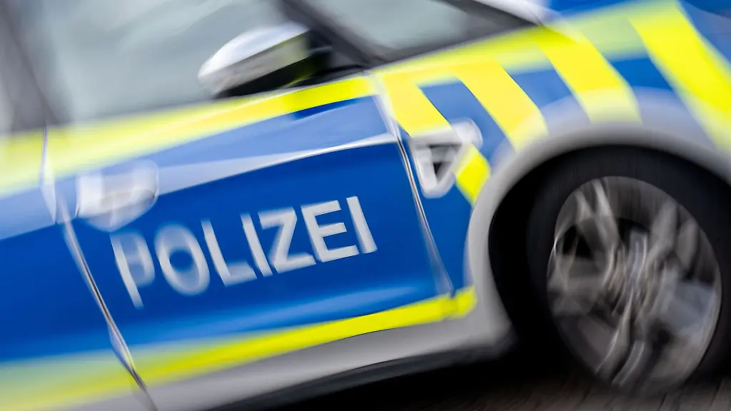 Radfahrerin stirbt bei Unfall mit Traktoranhänger