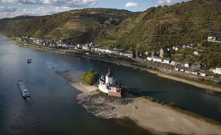 Gütertransport auf dem Rhein bedroht durch sinkende Pegel