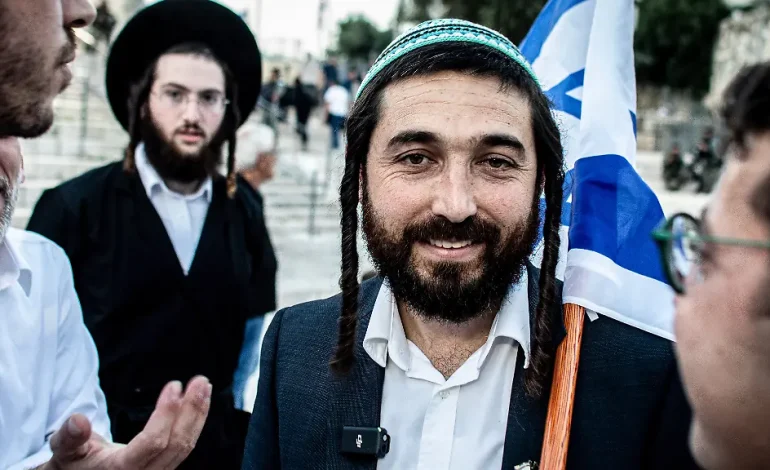 Israelischer Politiker zerstört Denkmal in Palästina