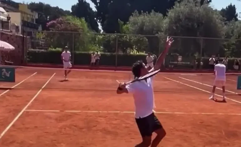 Roger Federer spielt Tennis gegen Milliardär Bernard Arnault