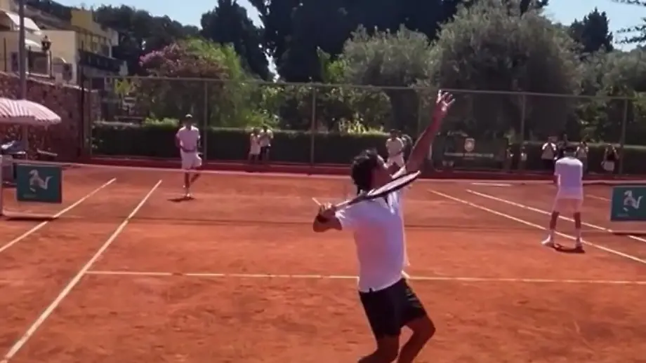 Roger Federer spielt Tennis gegen Milliardär Bernard Arnault