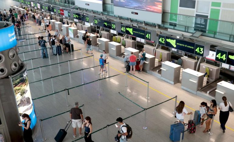 Ätna-Ausbruch stört weiterhin Flugverkehr auf Sizilien