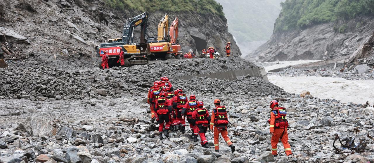 Erhöhte Opferzahlen: Herausforderungen bei der Suche nach Flutopfern im Himalaya