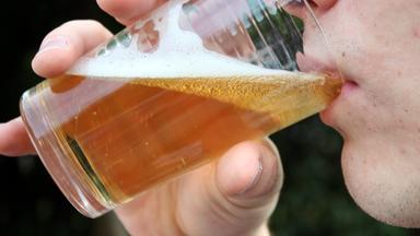 Strenge Regeln für Alkoholkonsum bei Jugendlichen geplant