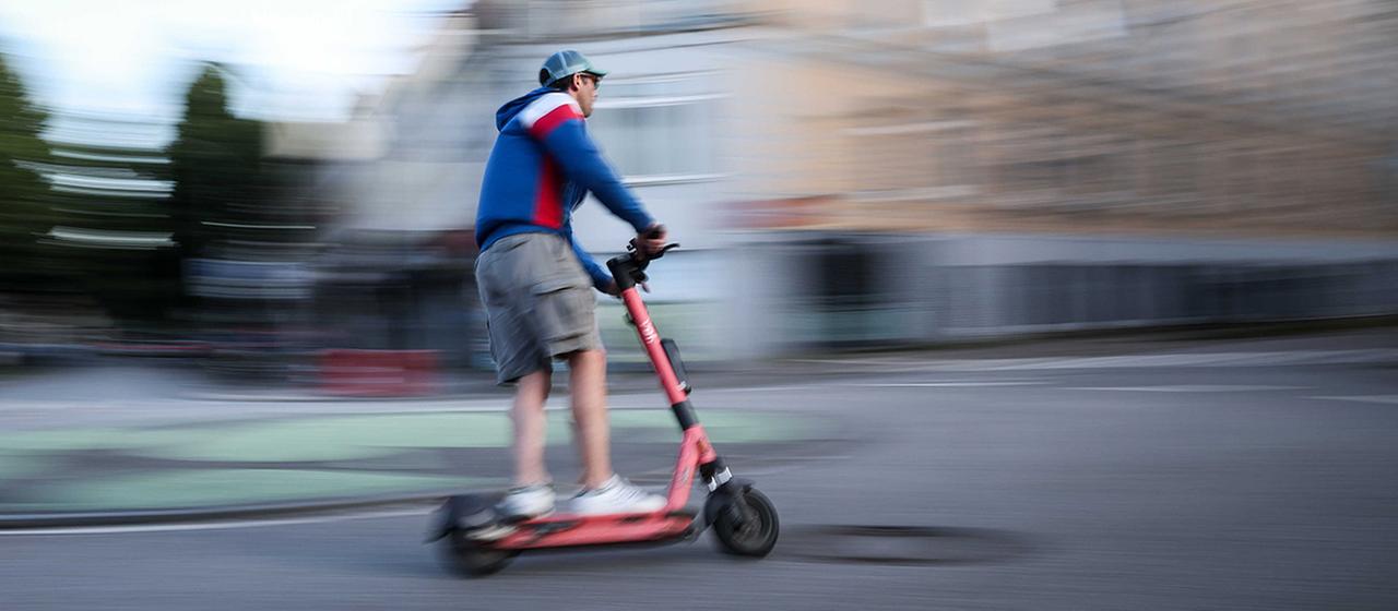 Helmpflicht für E-Scooter und weitere Sicherheitsmaßnahmen