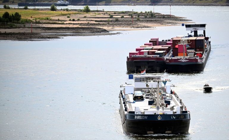 Probleme des Niedrigwassers für Frachtschiffe auf dem Rhein