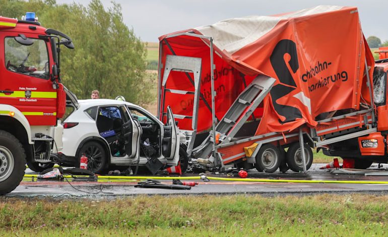 Überbesetzter Mazda bei Nidda verunglückt: Zwei Tote