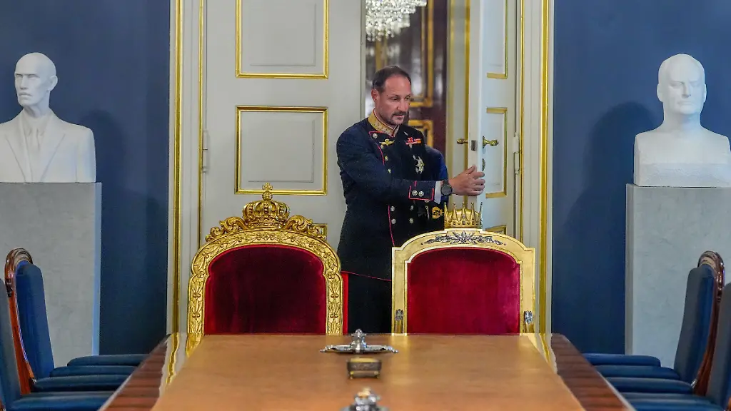 Norwegens neuer König Haakon VIII. legt Eid ab