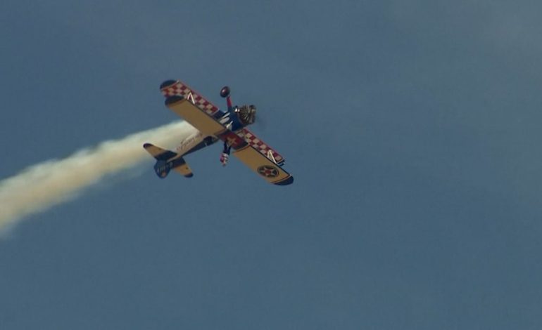 Adrenalinkick mit 97: Britin lässt sich auf Flugzeug schnallen