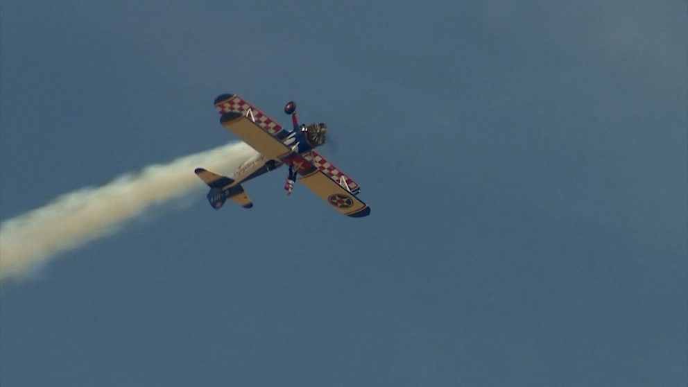 Adrenalinkick mit 97: Britin lässt sich auf Flugzeug schnallen