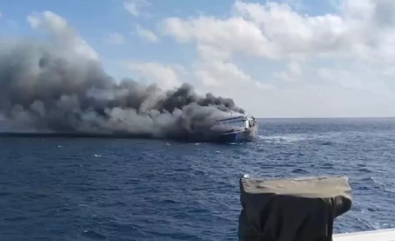 Fähre in Flammen vor Bali: Große Rettungsaktion gestartet