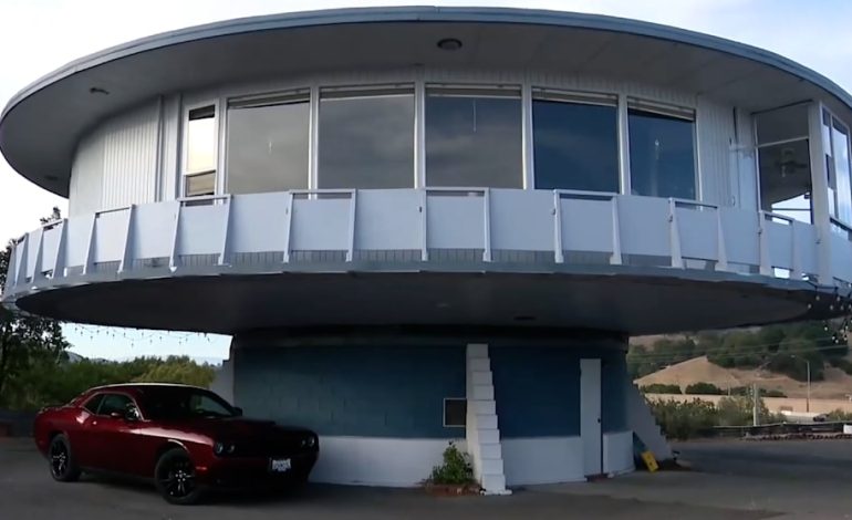 Drehendes UFO-Haus in Kalifornien zum Verkauf