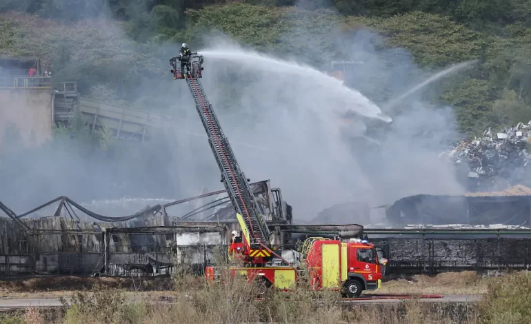 Industrieabfalllager in Flammen: Quarantänemaßnahmen für Tausende