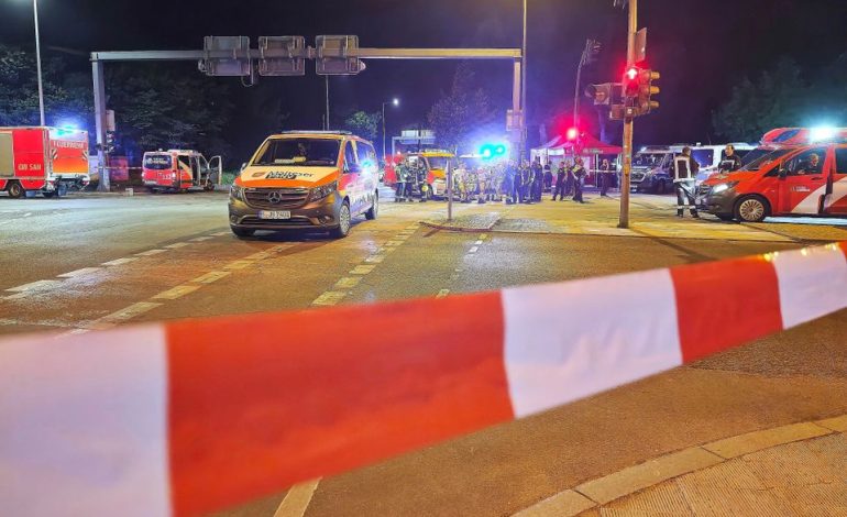 Auto fährt in Menschenmenge am Rande des CSD in Berlin