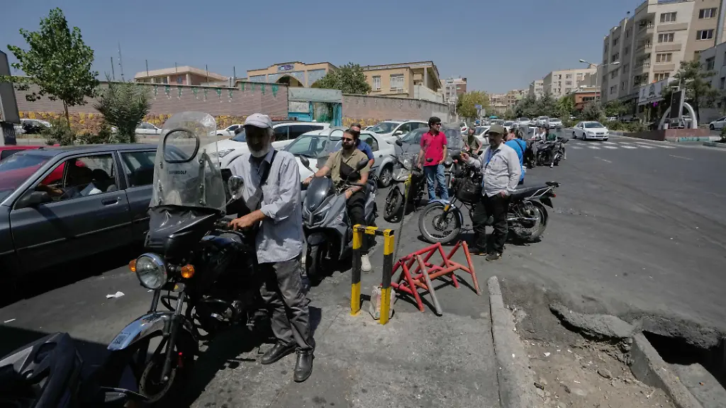 Gerüchte über Benzin-Engpässe sorgen für lange Schlangen in Teheran