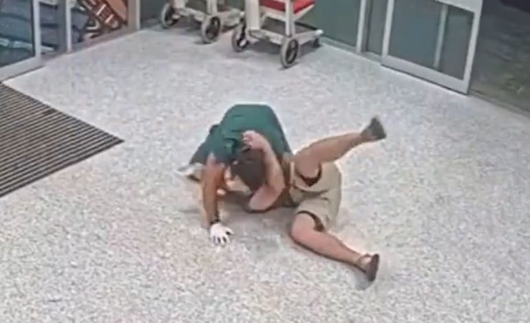 Konflikt im Krankenhaus: Pfleger verteidigt sich gegen aggressiven Patienten
