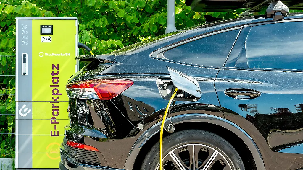 HUK-Auswertung: Immer mehr Umstieg auf E-Autos