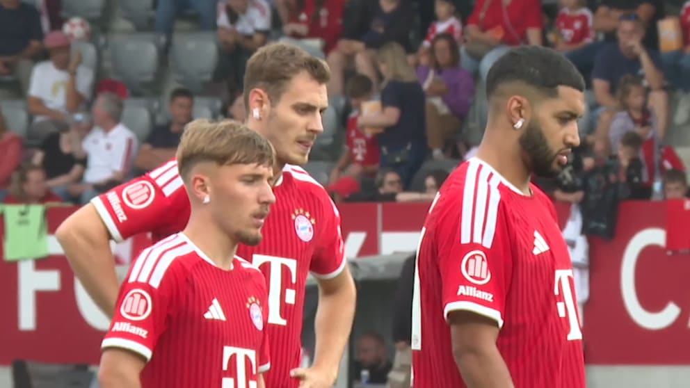 FC Bayern-Spieler tragen spezielle Pflaster an den Ohren