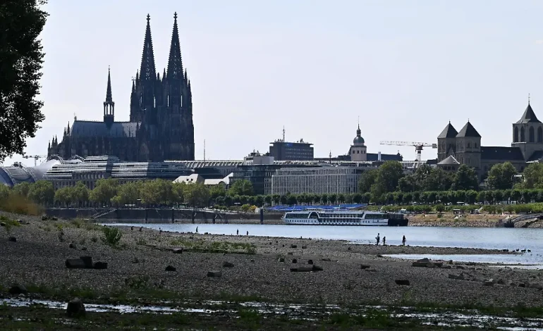 Historischer Tiefstand des Rheinpegels in Köln