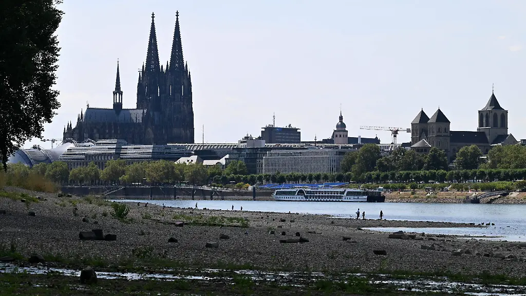 Historischer Tiefstand des Rheinpegels in Köln
