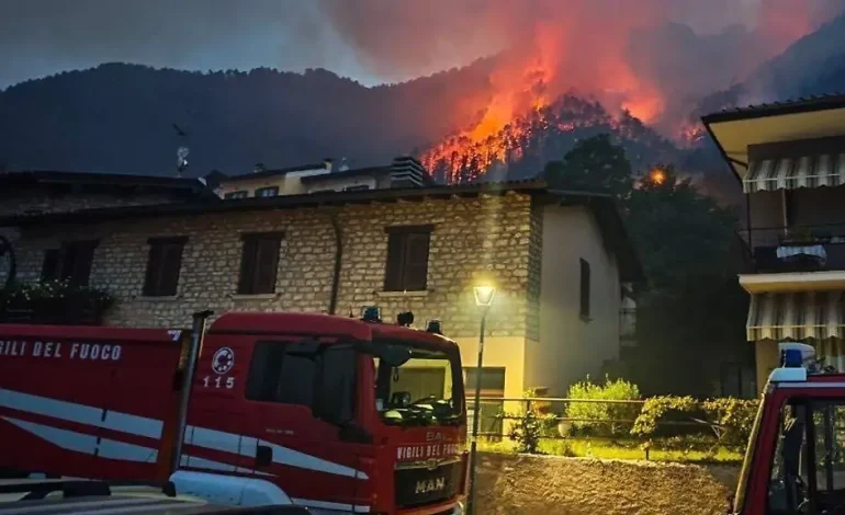 Waldbrand am Gardasee: Evakuierungen aufgrund von Feuergefahr