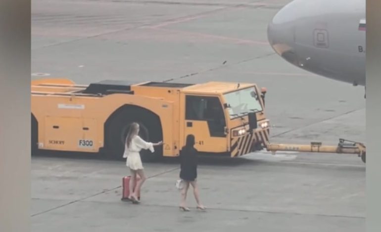 Frauen versuchen, Flugzeug einzuholen