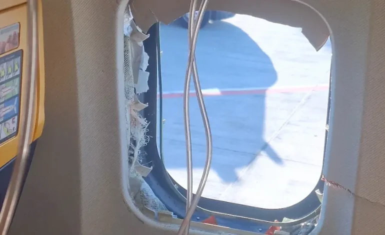 Passagier durch zerstörtes Fenster auf Ryanair-Flug gefährdet