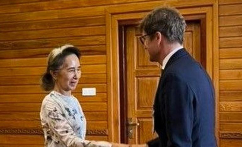 Seltene Bilder aus Myanmar: Aung San Suu Kyi trifft Vertreter des Roten Kreuzes