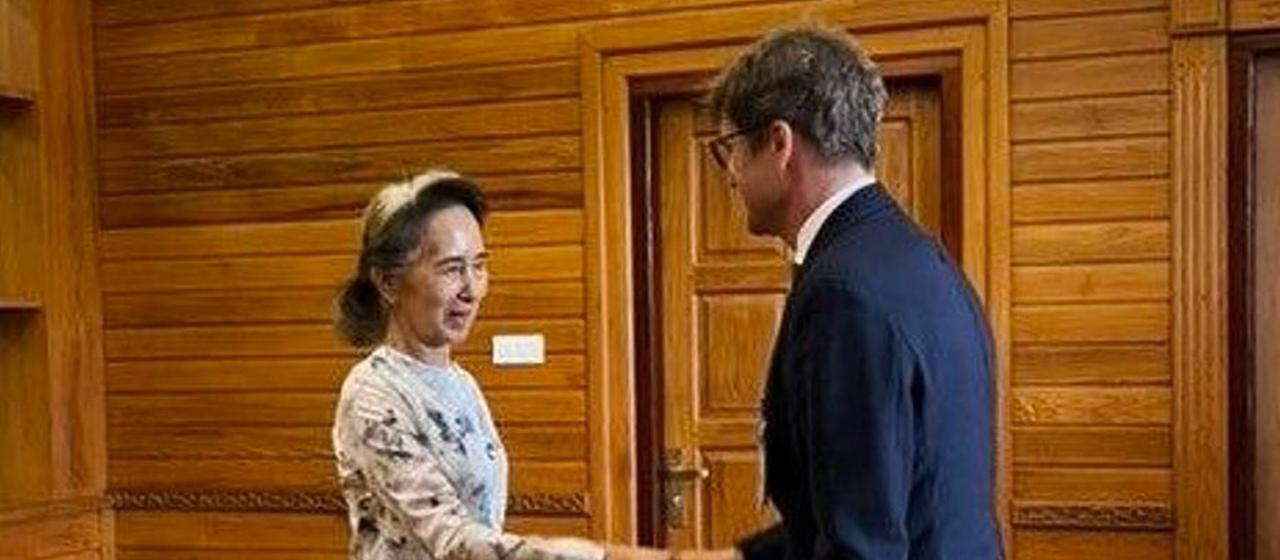 Seltene Bilder aus Myanmar: Aung San Suu Kyi trifft Vertreter des Roten Kreuzes