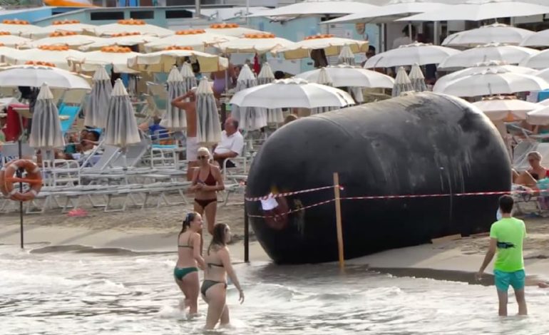 Mysteriöser Zylinder sorgt für Aufregung am Strand von Alassio