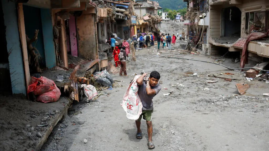 Verzweifelte Suche nach Vermissten: Nach Himalaya-Flutkatastrophe