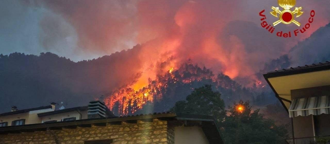 Waldbrand am Westufer des Gardasees: 200 Menschen in Sicherheit gebracht
