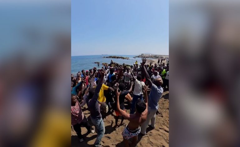 Flüchtlinge finden kreative Beschäftigung: Wrestling am Strand von Ceuta