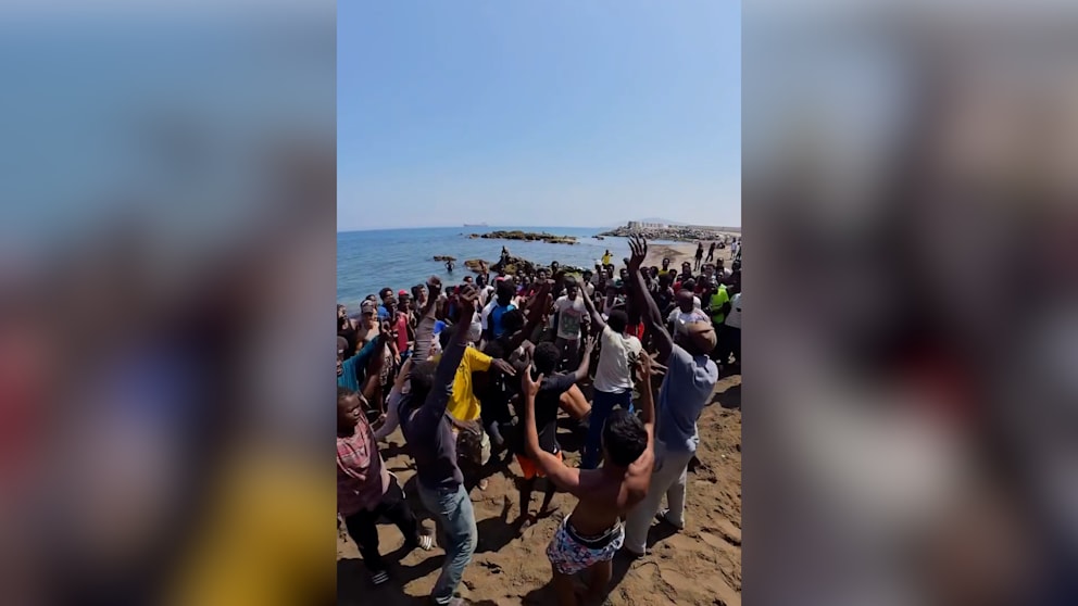 Flüchtlinge finden kreative Beschäftigung: Wrestling am Strand von Ceuta