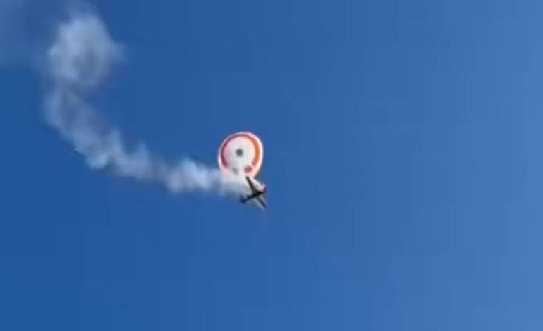 Pilot entkommt brennendem Flugzeug durch Fallschirmrettung