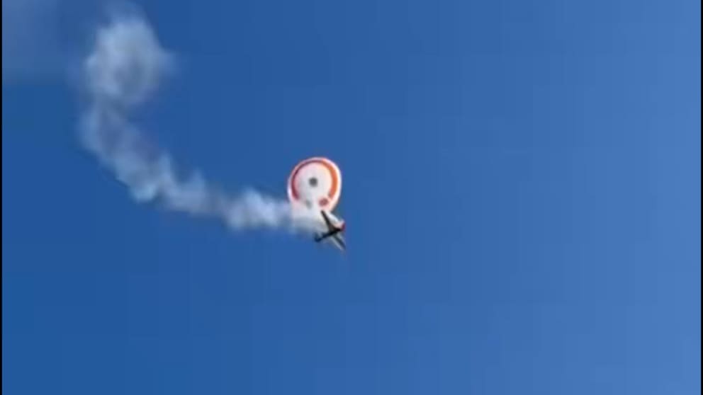 Pilot entkommt brennendem Flugzeug durch Fallschirmrettung