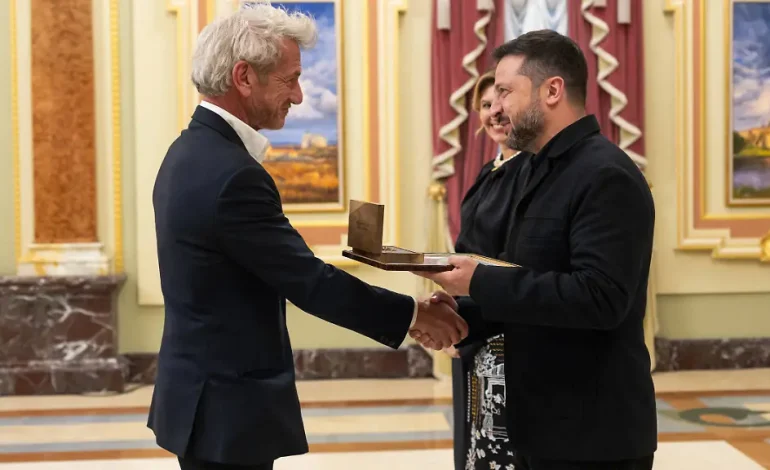 Wolodymyr Selenskyj zeichnet Sean Penn aus