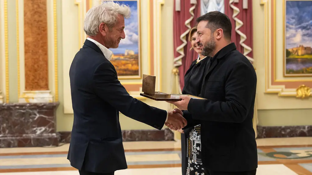 Wolodymyr Selenskyj zeichnet Sean Penn aus