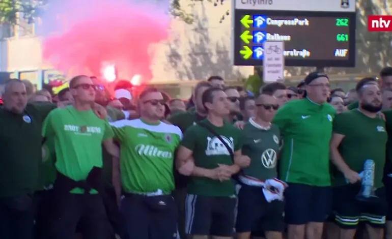 Liveticker: Lautstarker Fanmarsch der Wolfsburger vor Zweitligaspiel