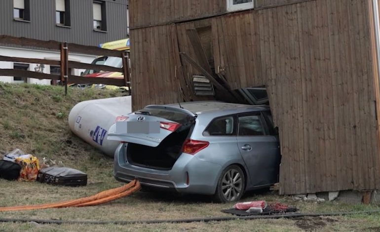 Auto-Unfall im Erzgebirge: Fahrzeug prallt in Schafstall