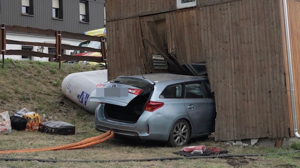Auto-Unfall im Erzgebirge: Fahrzeug prallt in Schafstall