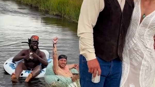 Country-Star überrascht Hochzeitspaar in Kalifornien
