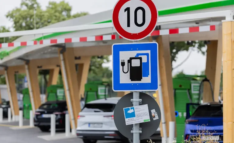 Studie zur Förderung von Elektroautos und Verbrennern
