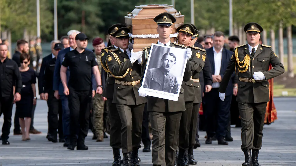 Staatsbegräbnis für umstrittenen ukrainischen Nationalisten