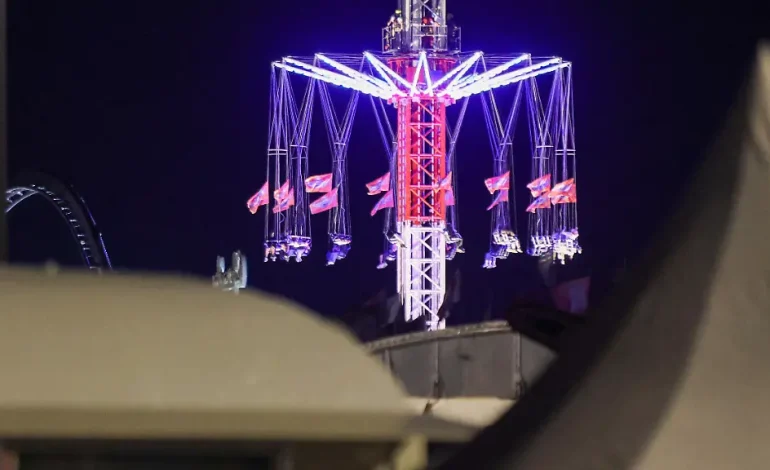 Technikausfall auf dem Hamburger Dom: Fahrgäste im Kettenkarussell stecken fest