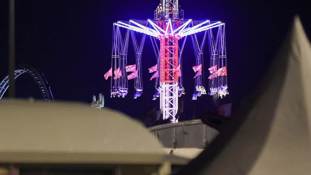 Technikausfall auf dem Hamburger Dom: Fahrgäste im Kettenkarussell stecken fest