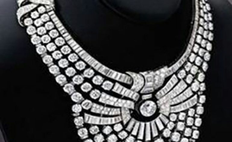 Diebstahl eines Diamantcolliers im Wiens Museum für angewandte Kunst